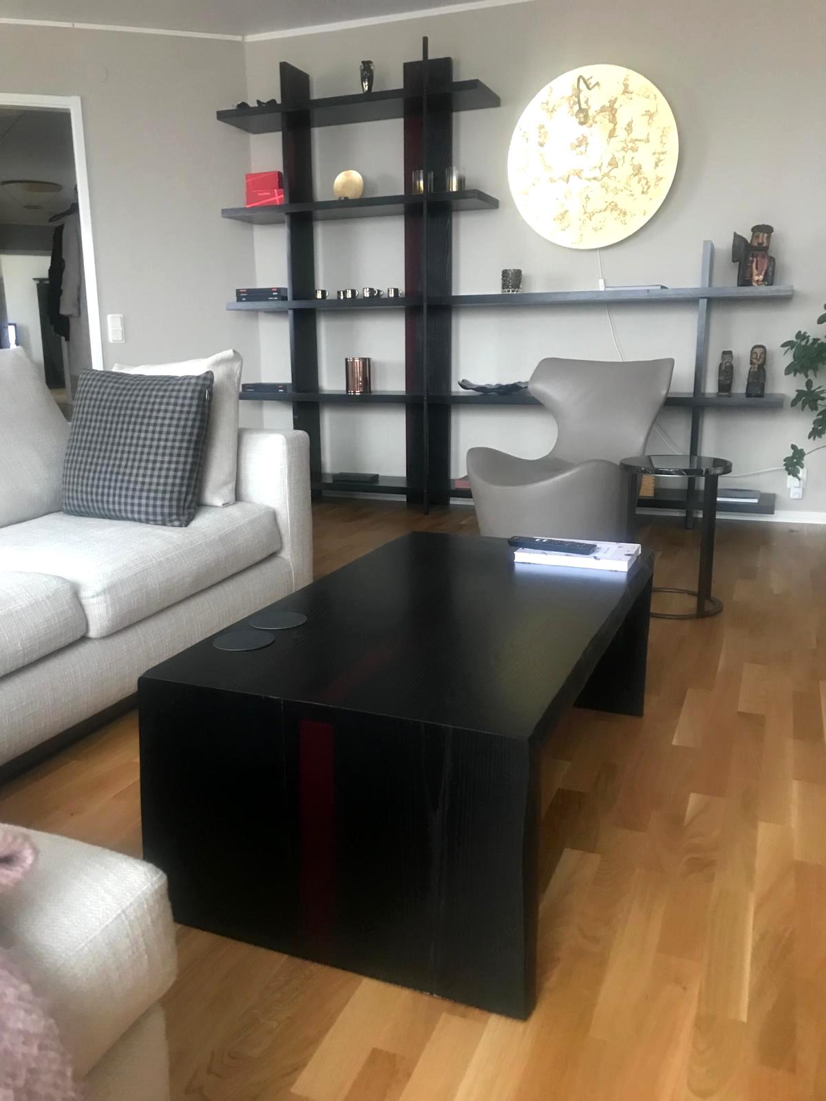 Nowoczesny design stolika – połączenie strukturyzowanego drewna i czerwonej żywicy epoksydowej