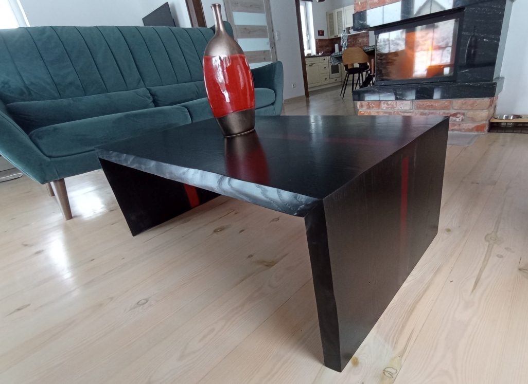 Nowoczesny design stolika – połączenie strukturyzowanego drewna i błyszczącej żywicy